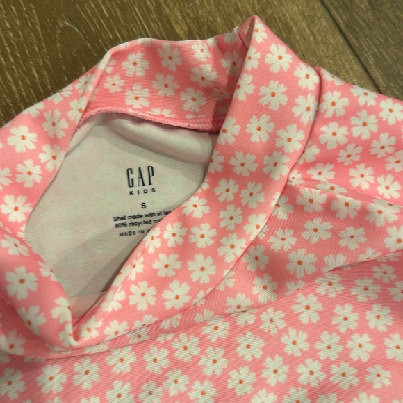 Gap S (5-6) 3 separate swim set with rash guard (true size 5-6) - Picture 2 of 6